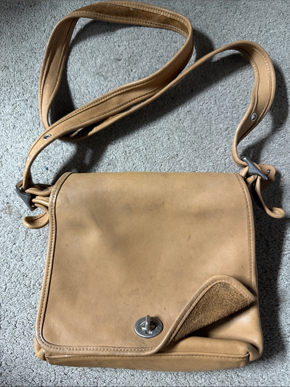 COACH LEGACY COMPANION FLAP
(9715) CAMEL